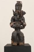 Statue féminine fétichée, Fon Bénin, bois, tissu, fer, gourdes, cauris, plumes végétaux, verre, patine sacrificielle