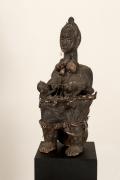  Maternité fétichée aux 3 enfants,Fon Bénin, cauris, plumes, tissu, gourdes, clochettes végétaux, patine sacrificielle