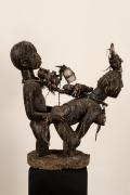 Statue fétichée: accouplement, fon Bénin, bois, cauris, tissu, gourde, poteries, plumes, fers, végétaux, patine sacrificielle